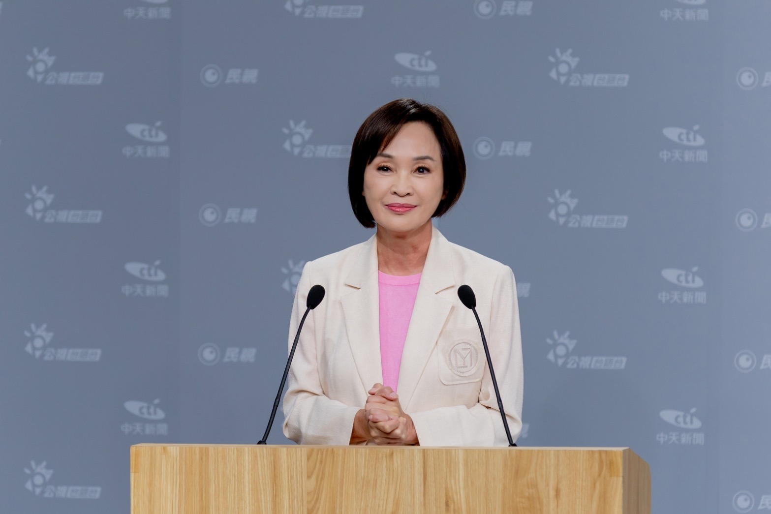 國民黨高雄市長候選人柯志恩今(30)日晚間出席全台首場九合一選舉電視辯論會,申論時以四年前落選經歷切入,強調四年來持續深耕高雄,並提出產業升級、交通建設及縣市資源平等等市政主張,喊話「四年前鄉親沒有放棄我,四年後我也不會放棄高雄」。(圖/翻攝畫面)