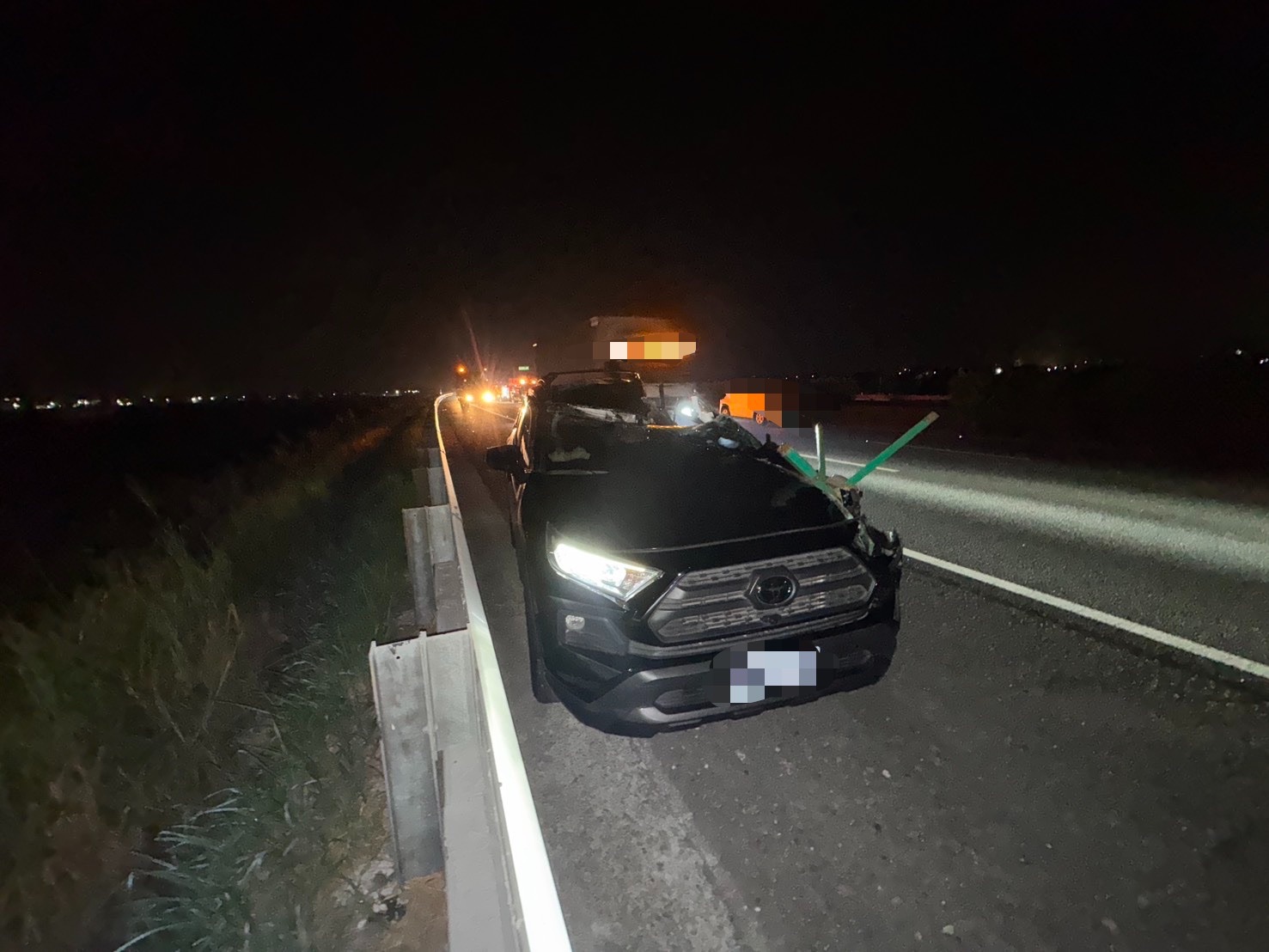 國1民雄凌晨5車連環撞釀2死2傷!聯結車疑爆胎失控 轎車撞成廢鐵