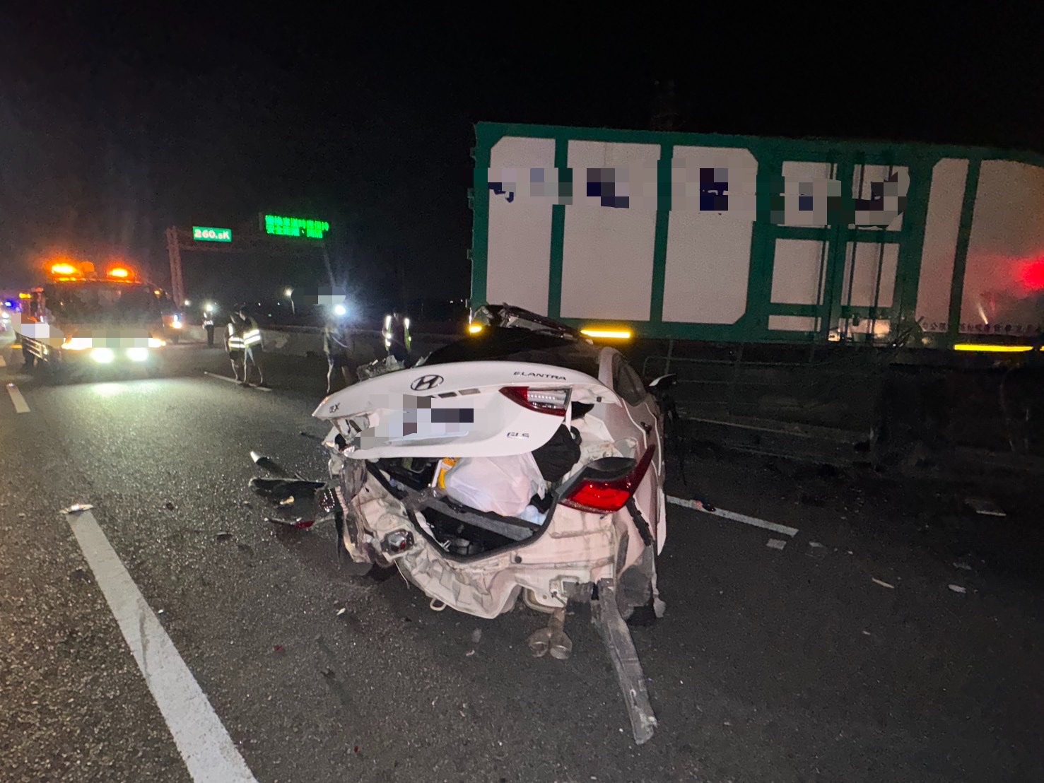 國1民雄凌晨5車連環撞釀2死2傷!聯結車疑爆胎失控 轎車撞成廢鐵