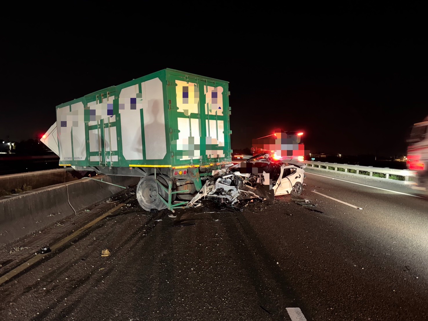 國1民雄凌晨5車連環撞釀2死2傷!聯結車疑爆胎失控 轎車撞成廢鐵