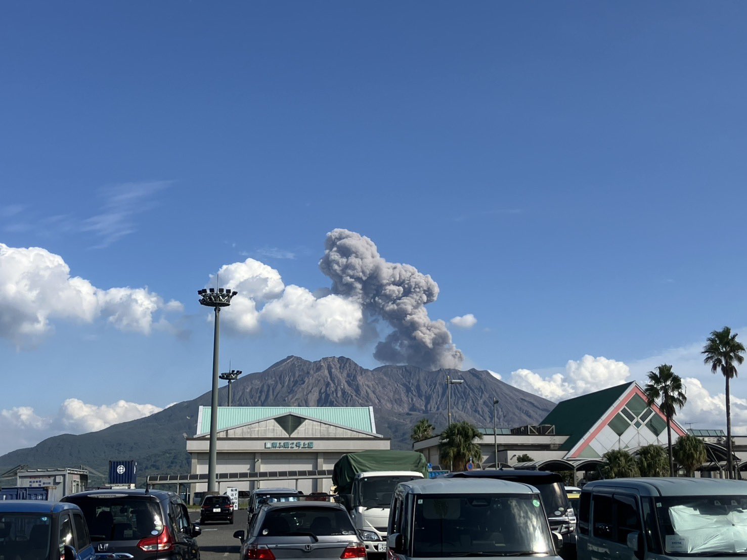 ▲日本櫻島火山爆發!濃煙衝天3000公尺 巨石噴飛800公尺(圖/翻攝自 X/@Soldi79710444)