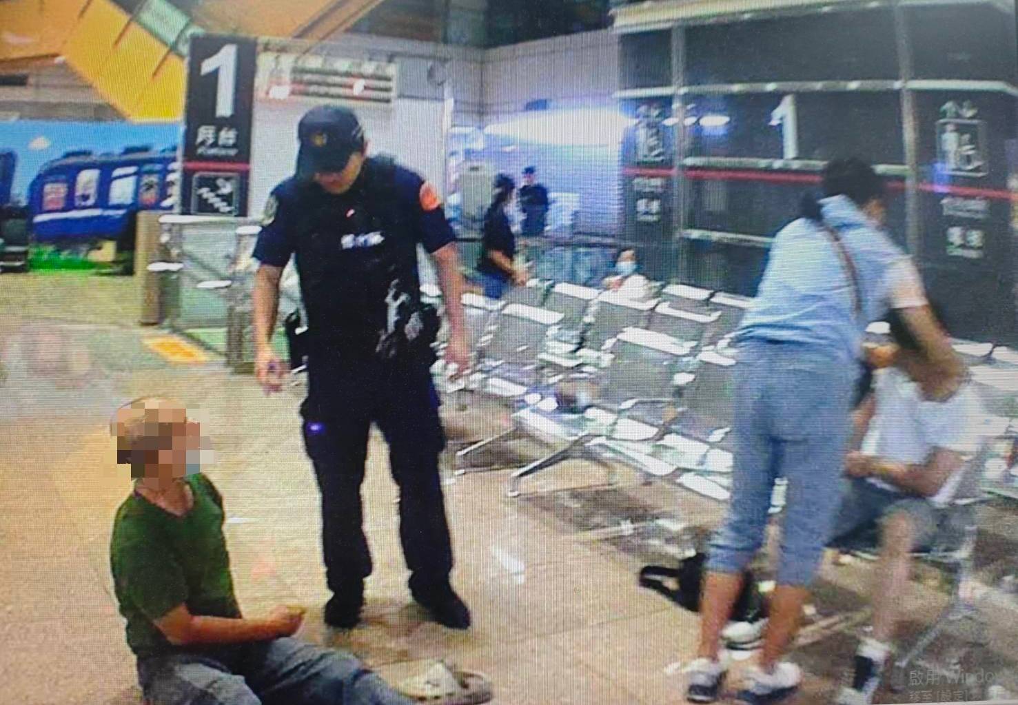 台鐵新左營站月台電梯口爆發全武行!兩男進出互不相讓當場扭打
