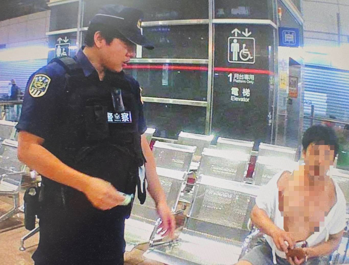 台鐵新左營站月台電梯口爆發全武行!兩男進出互不相讓當場扭打