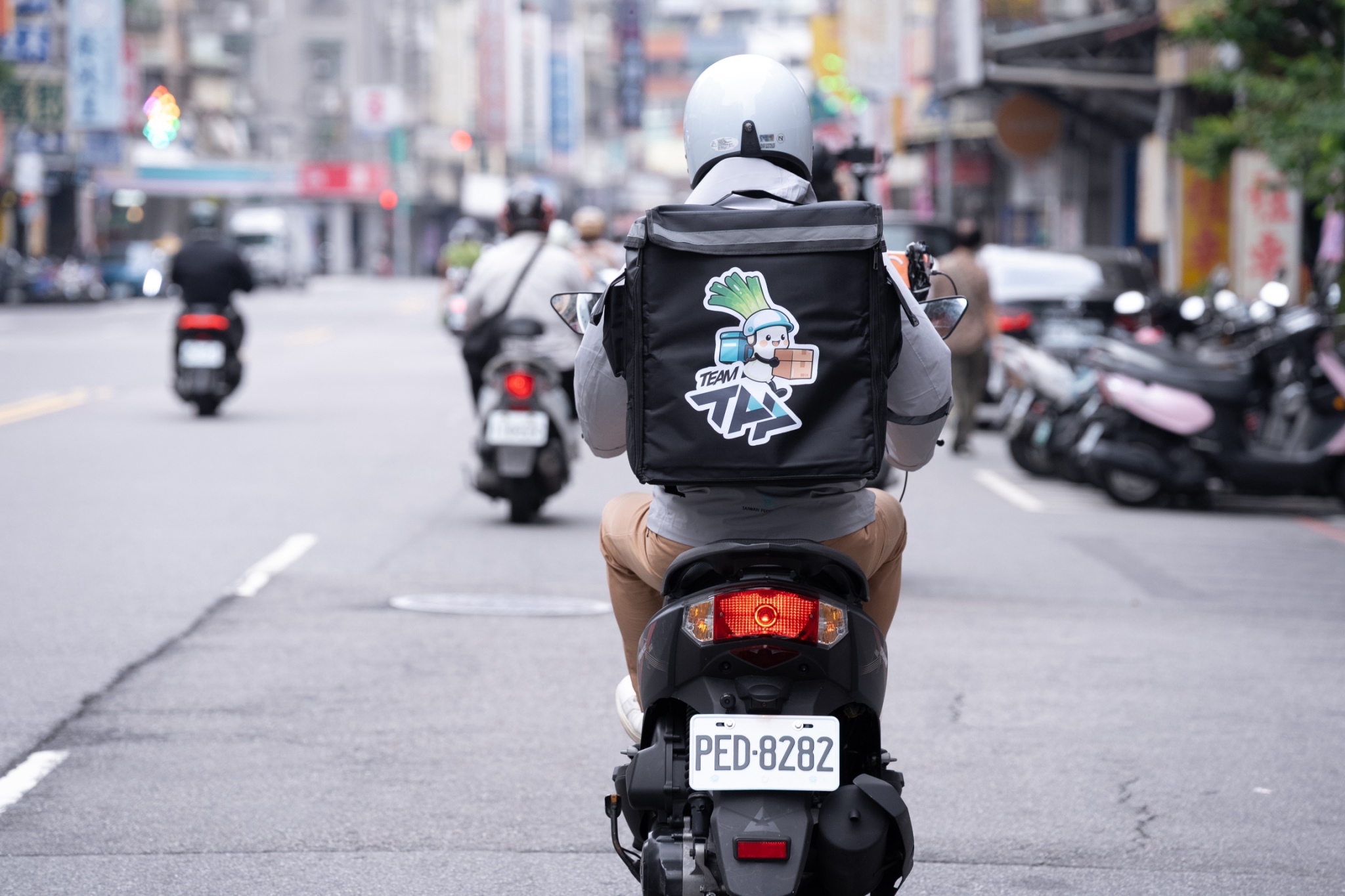 黃國昌萬聖節化身「外送蔥」!騎機車跑遍新北 替民眾黨候選人送應援