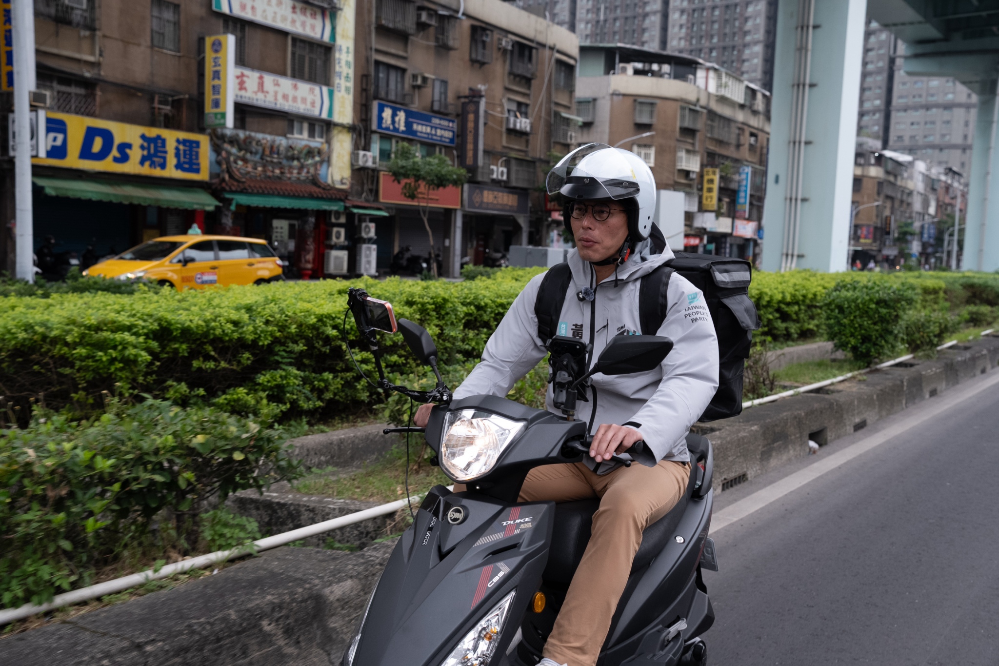 黃國昌萬聖節化身「外送蔥」!騎機車跑遍新北 替民眾黨候選人送應援
