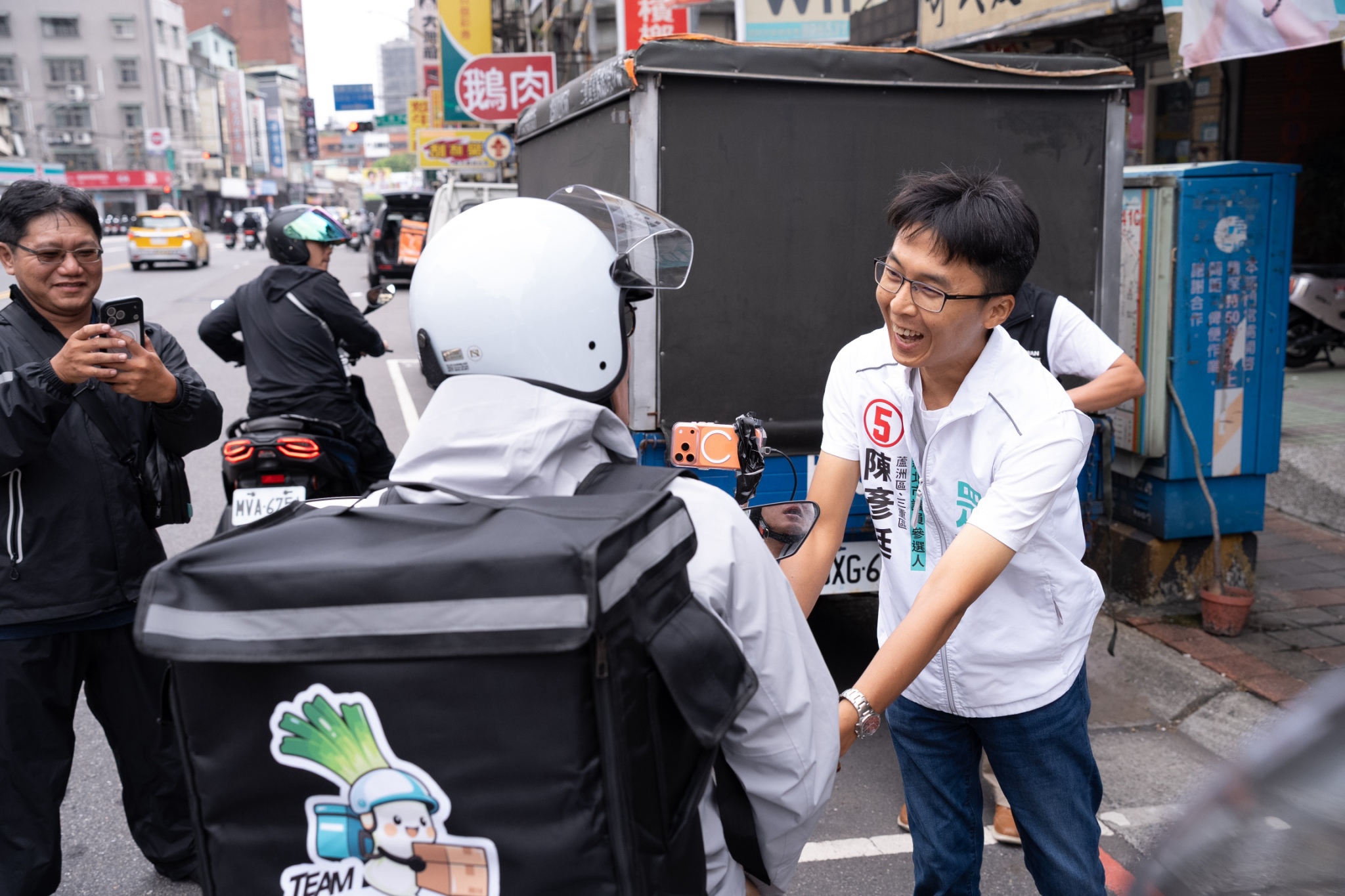 黃國昌萬聖節化身「外送蔥」!騎機車跑遍新北 替民眾黨候選人送應援
