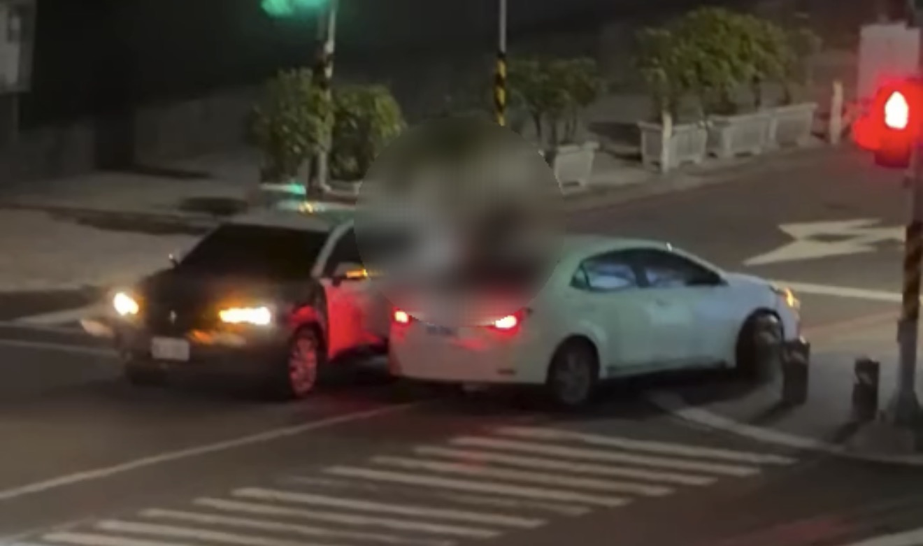 高雄20歲男無照硬闖單行道！拒檢撞警車逃逸　落網恐吞10萬罰單