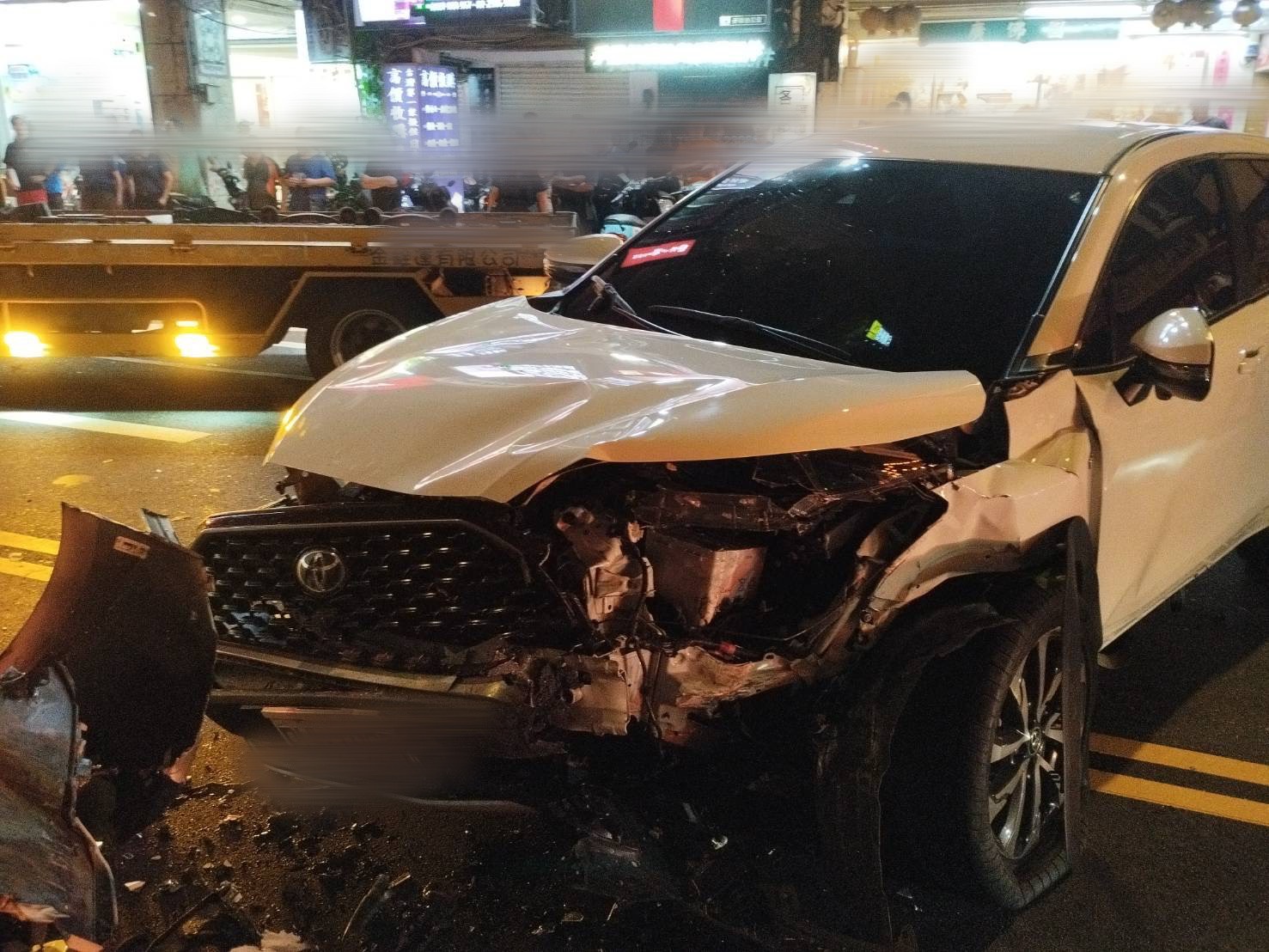 萬華車禍7人受傷！　自小客撞路邊4機車再撞對向自小客