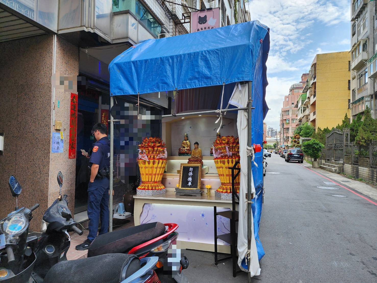 驚！桃園花店門口不給鄰居停車　老闆竟搭起像靈堂棚架
