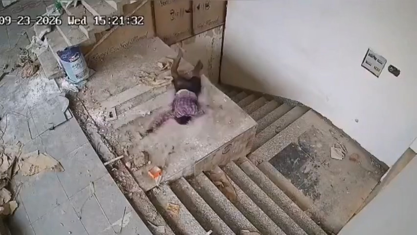 影／三樓粉刷突失衡！印度工人摔落「撞破木製平台再摔一樓」　當場身亡影片曝光