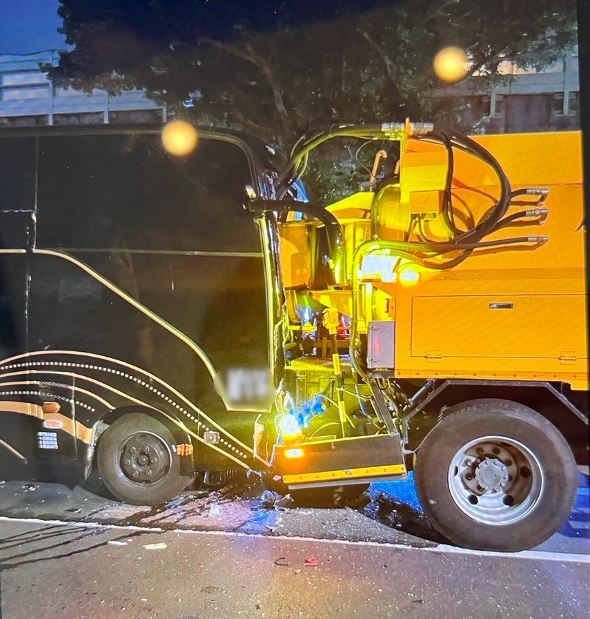 北市建國北路中巴追撞環保局清溝車！　4人受傷送醫