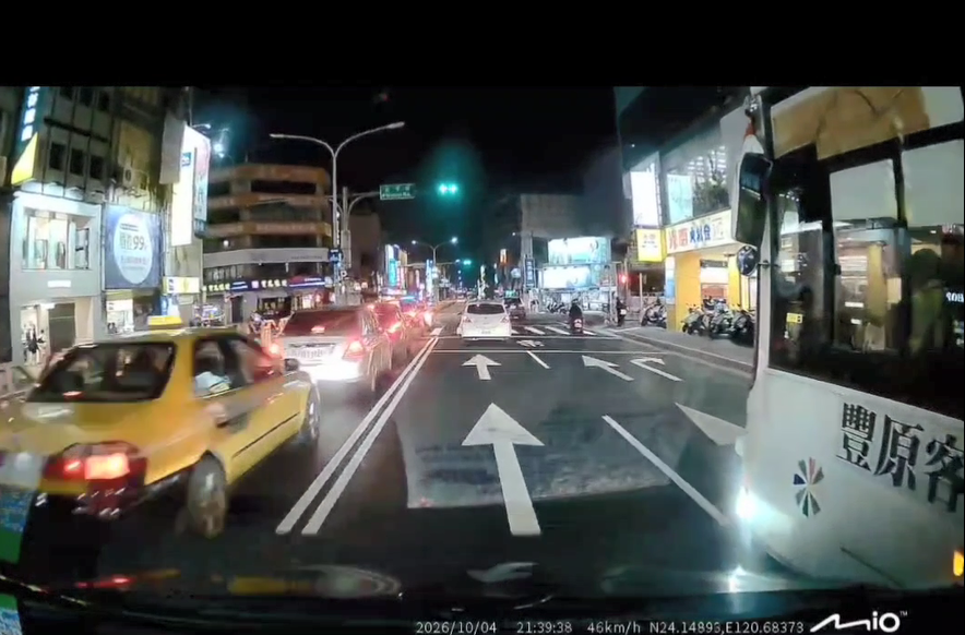 爆料／公車剛離站瞬間「連切兩車道」！後方轎車險遭擦撞 駕駛嚇壞怒投訴