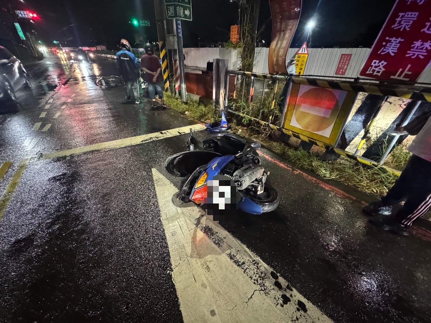 警員執勤受傷！　新莊分局警員車禍現場交管遭機車撞傷