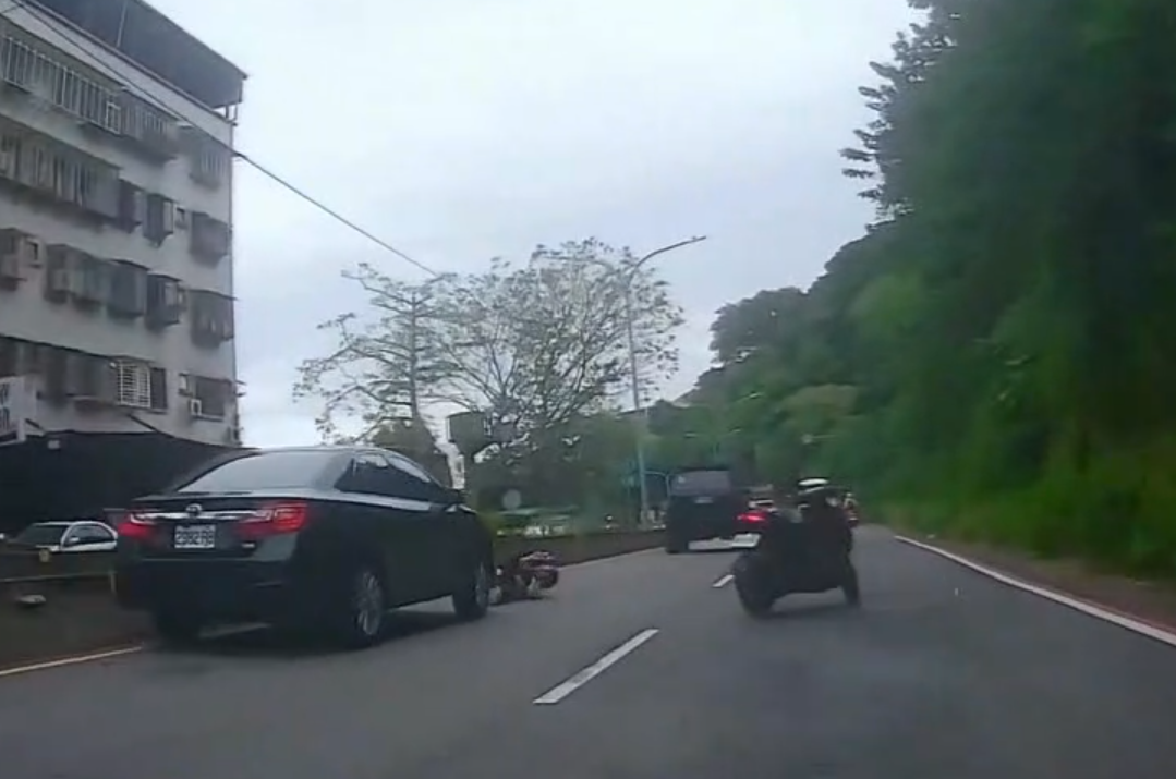 撞擊畫面曝光！樹林區機車自摔再遭撞擊　騎士受傷意識不清送醫