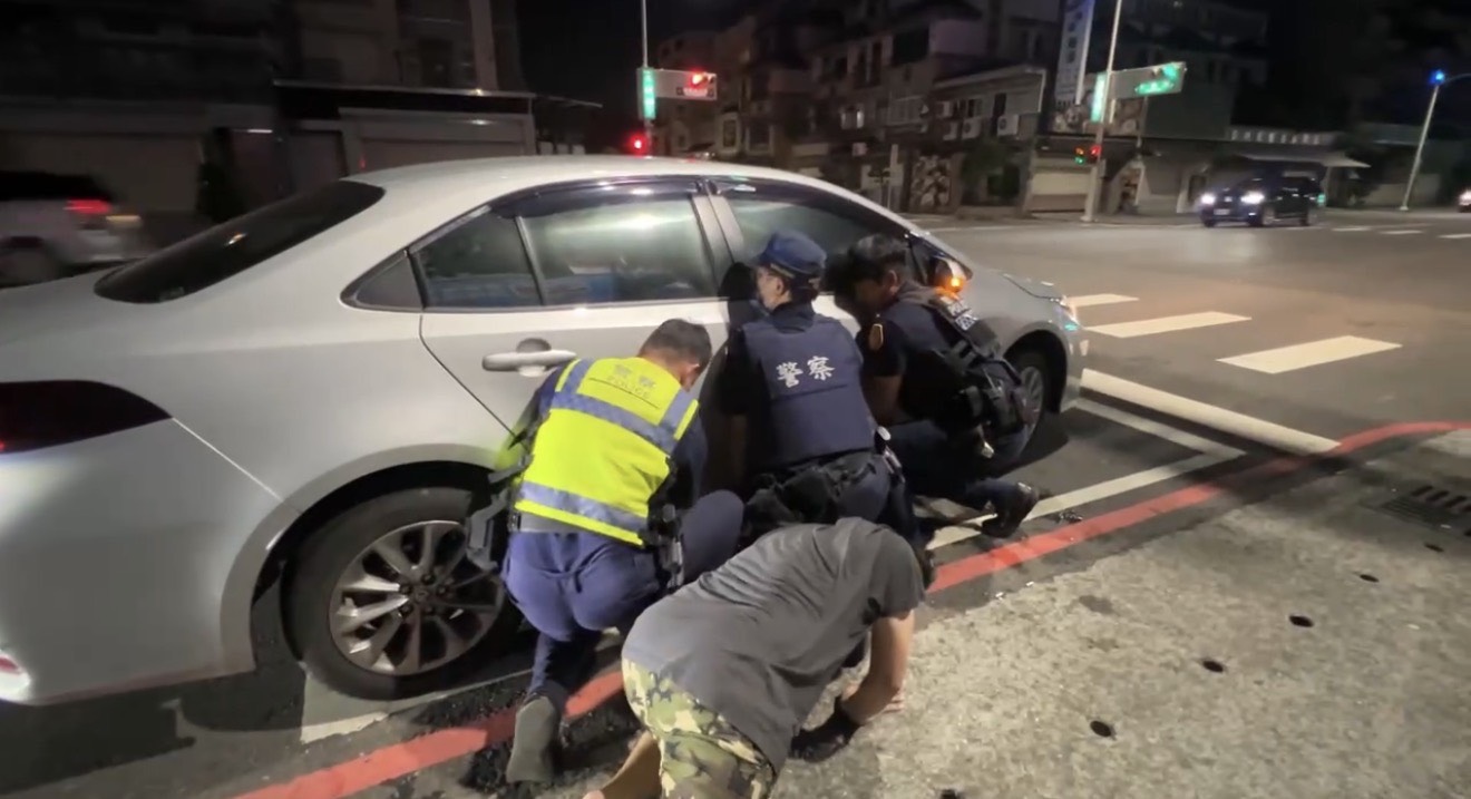 安全帽卡車底動不了！深夜無拖吊「人肉千斤頂」抬車解危