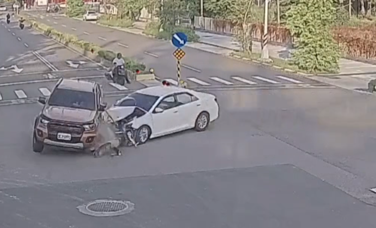 疑闖紅燈釀禍！　中壢路口兩車相撞再撞電線桿