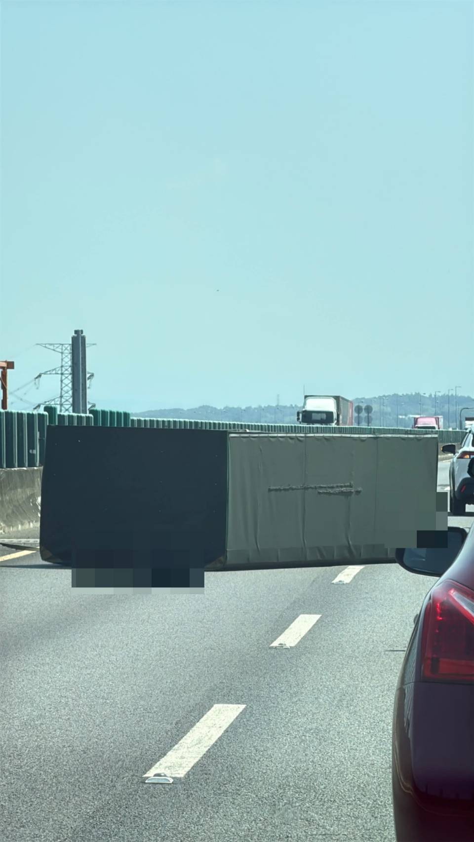 國道3號貨車車棚掉落車道！　 國道警調監視器追查涉案車輛