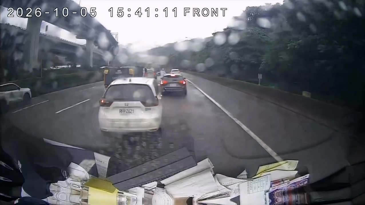 影／國1泰山車禍多角度行車紀錄器曝光！小客車匯入車道疑硬擠小貨車釀糾紛　切中線道急煞害貨櫃車折甘蔗