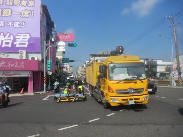 女騎士行進間突左偏「碰撞回收車」　屏東65歲婦頭部重創命危