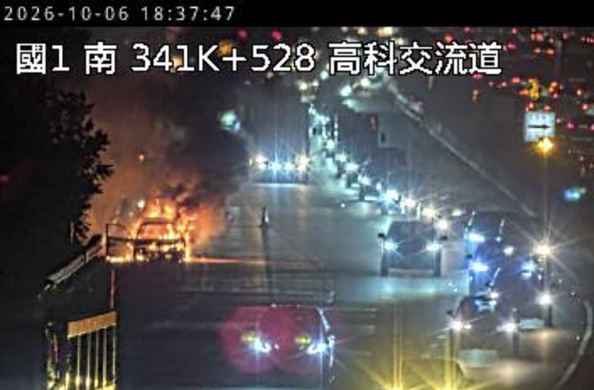 快訊／國1高科段火燒車！自小客成「一團火球」警消出水搶救
