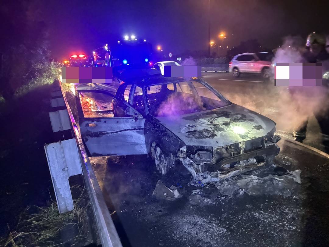 國1高科路段火燒車！駕駛驚覺「車有異音」停路肩　下車後隨即起火