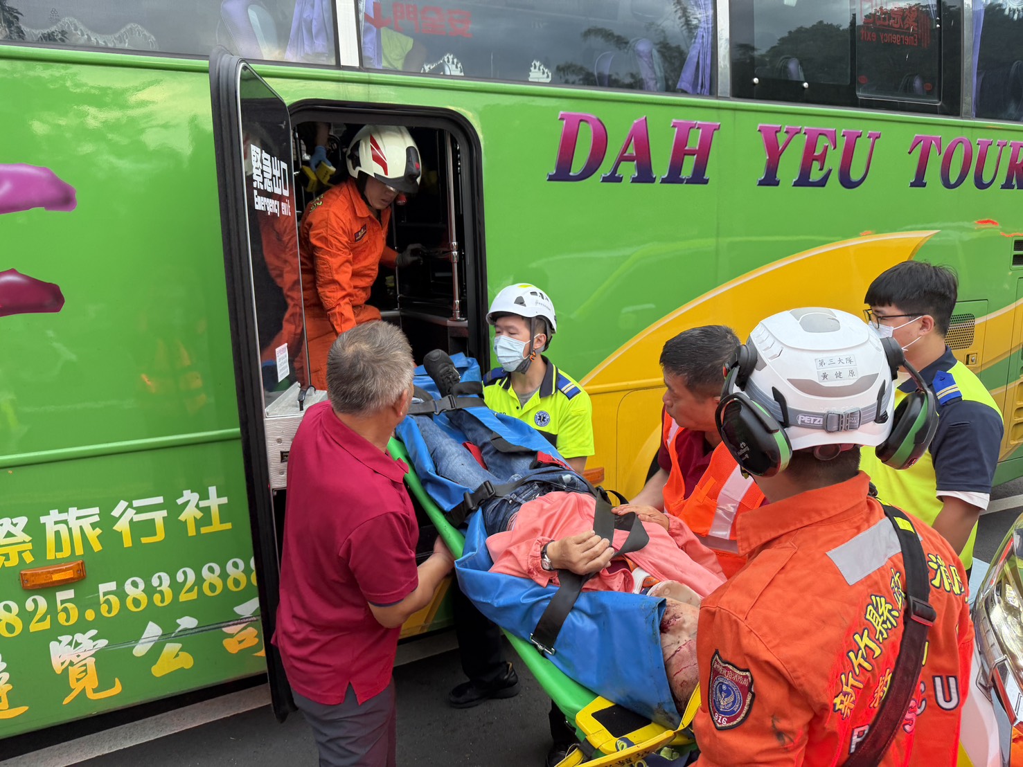新竹北埔遊覽車撞民宅！　3人受傷送醫