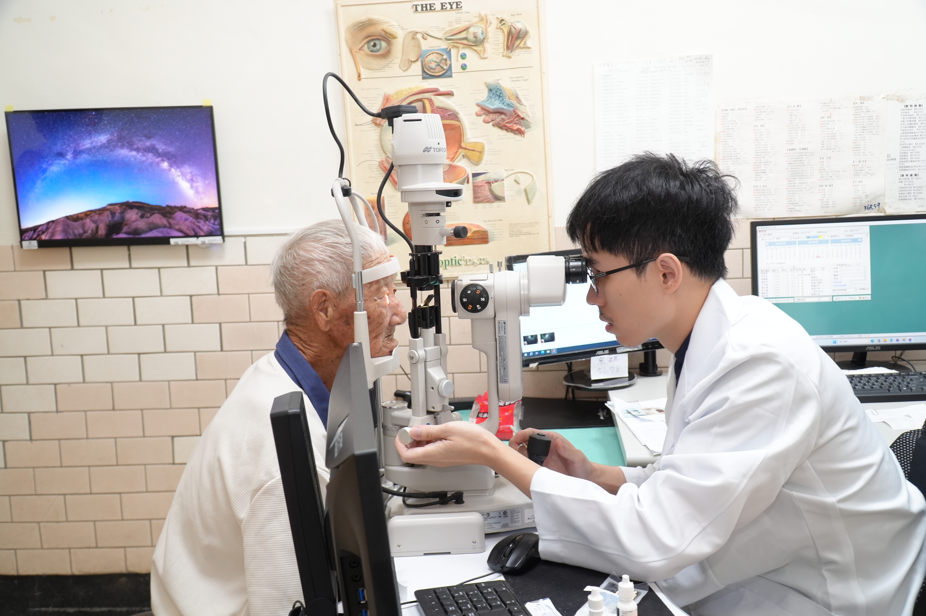 左眼「卡死」右眼「硬如石」 88歲翁白內障手術重拾雙眼視力