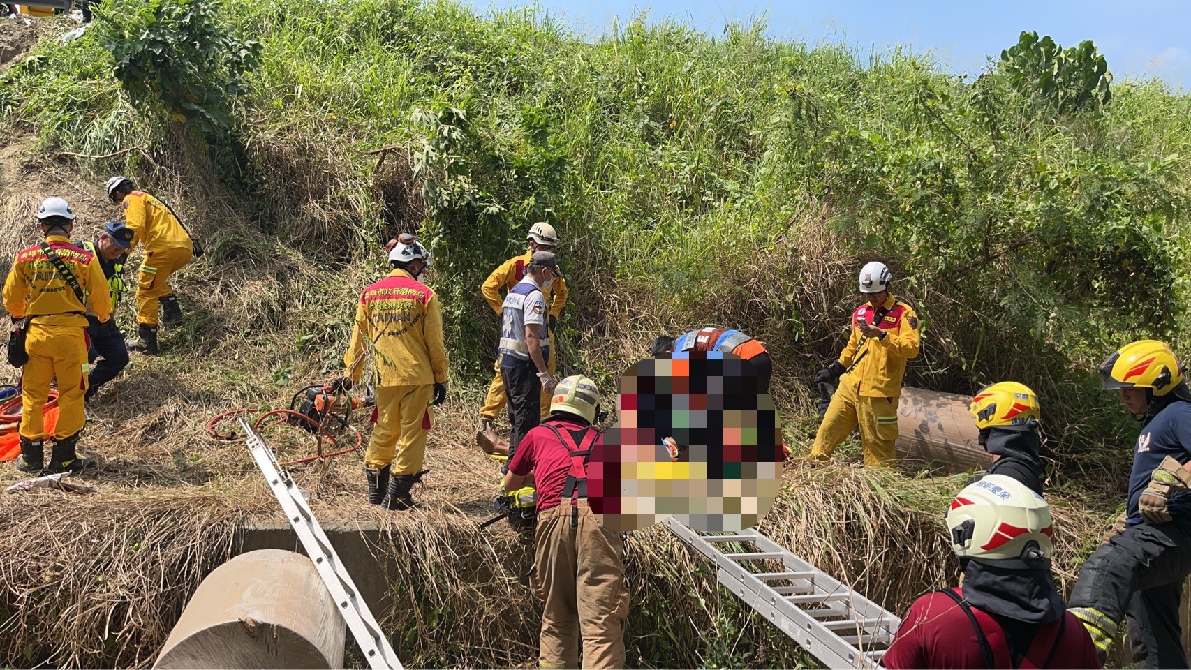 快訊／國3關廟段嚴重事故！拖板車翻落邊坡　駕駛受困2小時OHCA送醫