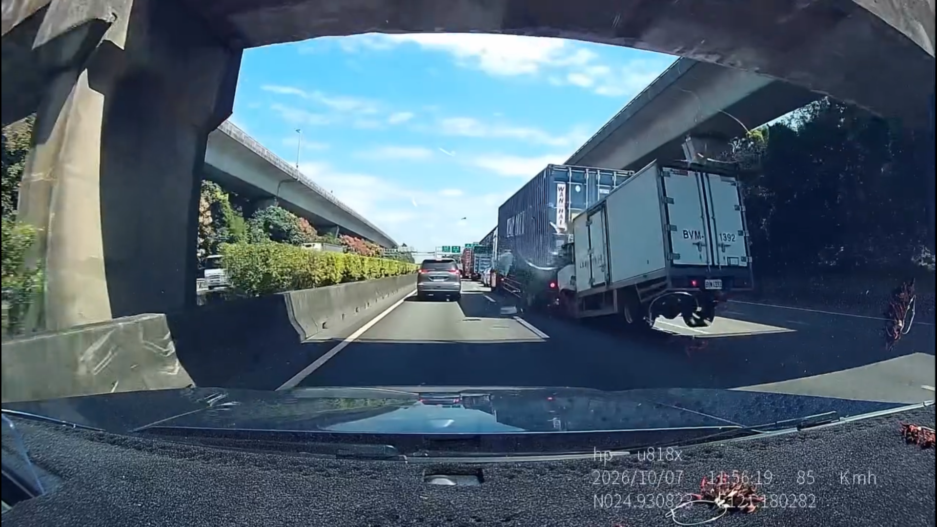 前車就在眼前！國1小貨車急煞仍撞貨櫃車　撞擊瞬間全被拍