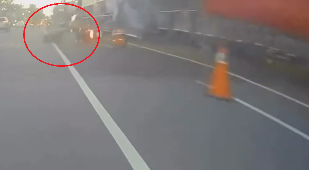 烏日機車被路邊強風吹起棚架帆布勾到摔車！　搭棚架未申請警方將開罰