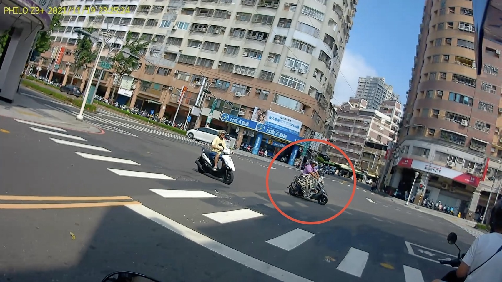 偷鷹架竟用機車載！61歲男「3支架1橫板」放腳踏墊　警一眼識破