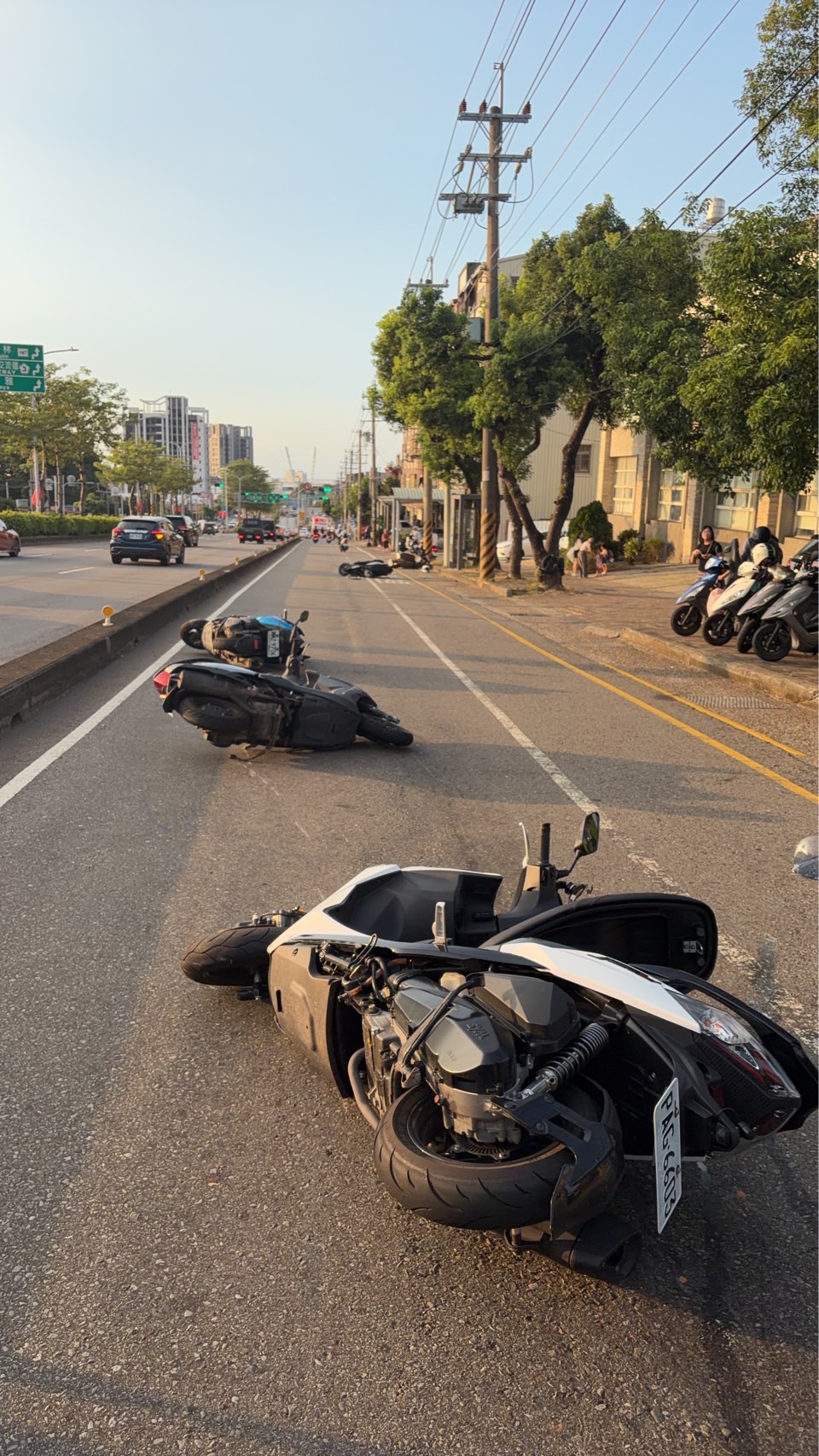 台中沙鹿台灣大道5機車連環追撞！6女騎士受傷　救護車急送醫