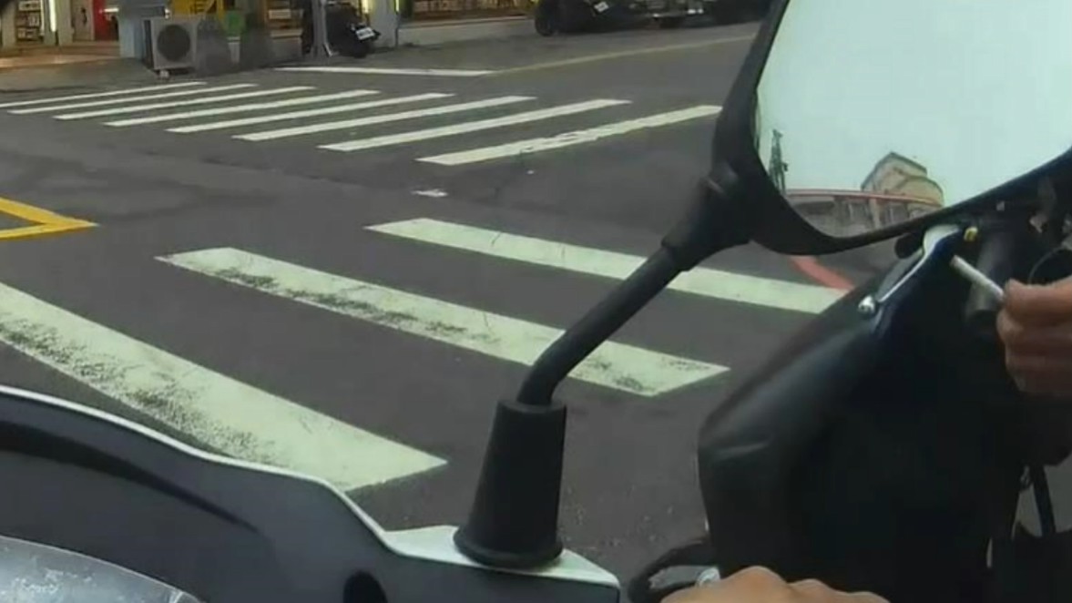 1支煙害逃亡13年破功！男子騎機車手叼香煙遭警攔查  通緝犯身分曝光