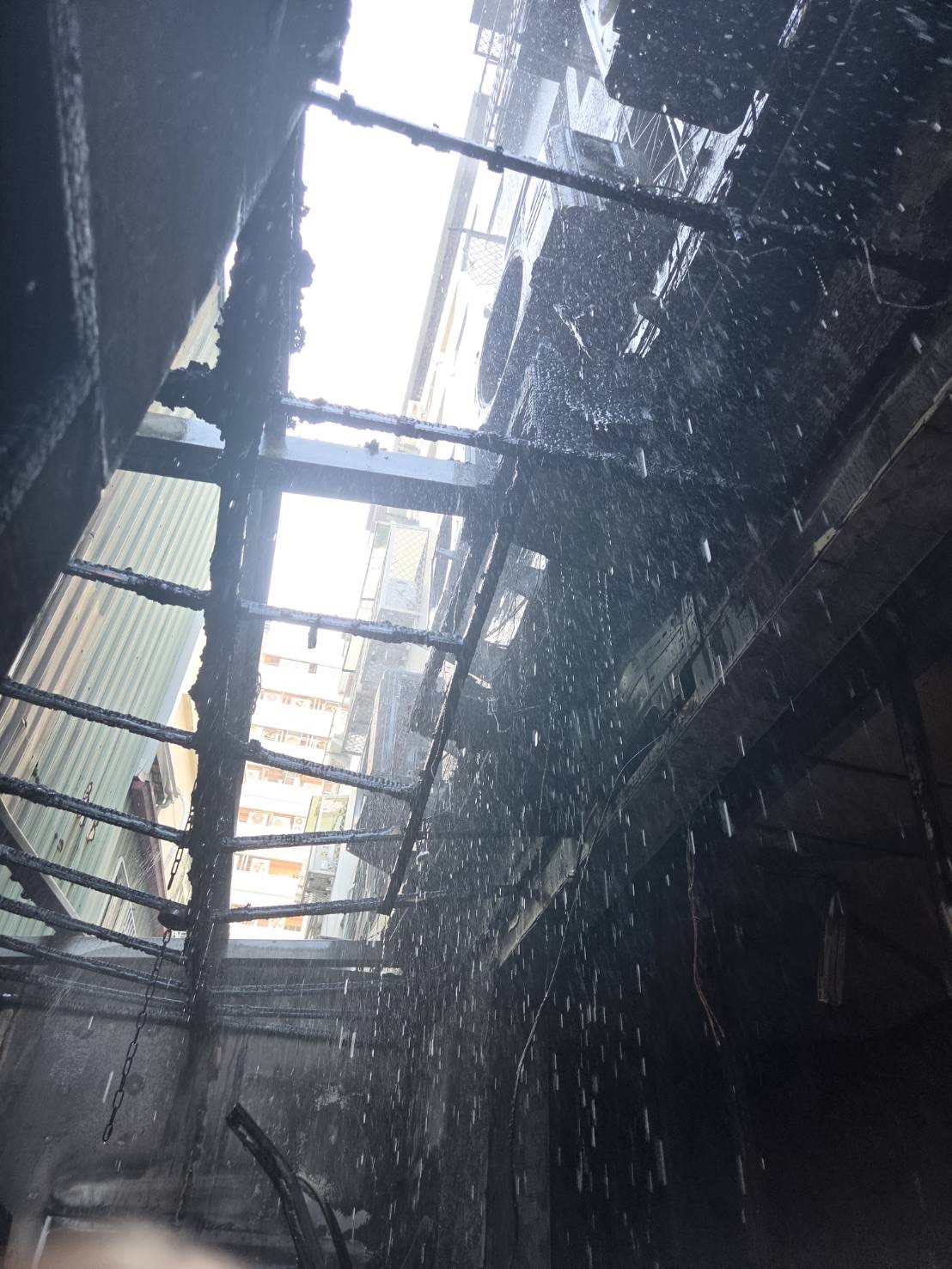 台中西屯住宅火警！1樓後方陷火海燒毀25平方公尺　消防急射水搶救