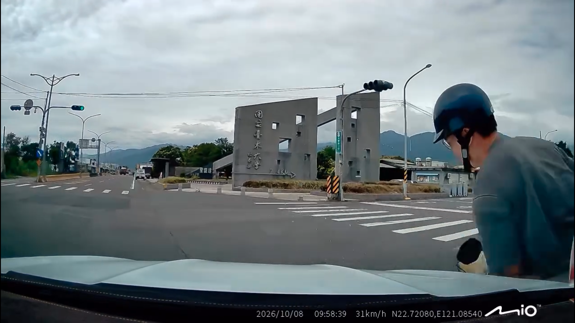 台東大學附近汽車右轉撞直行機車！原PO問「是我全責嗎？」網友曝鑑定經驗掀論戰