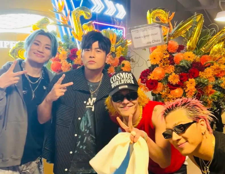 周杰倫現身BIGBANG演唱會！送花籃祝賀20週年曬出合照