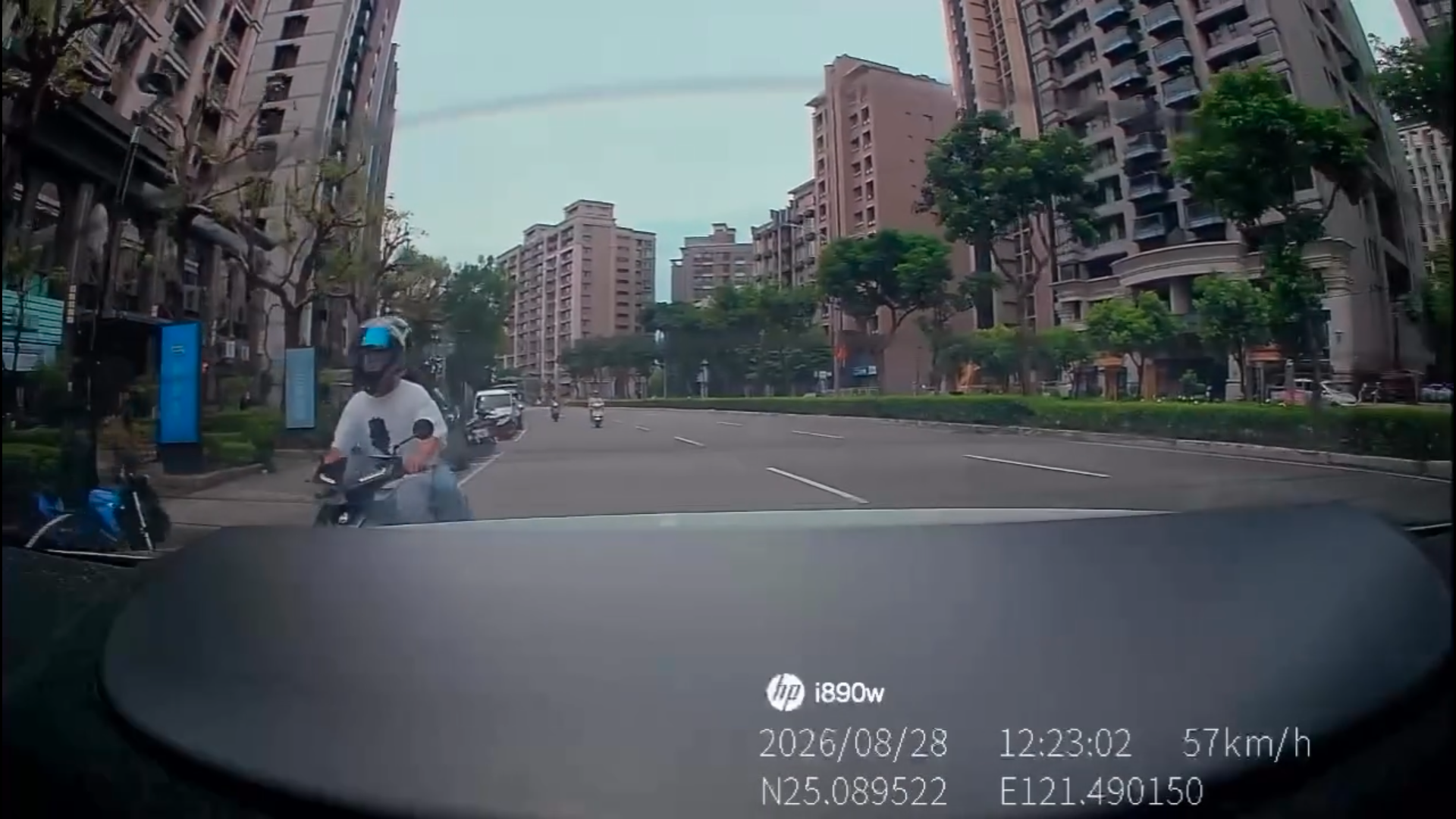 汽車右轉機車硬鑽？ 三重集賢路碰撞畫面曝光