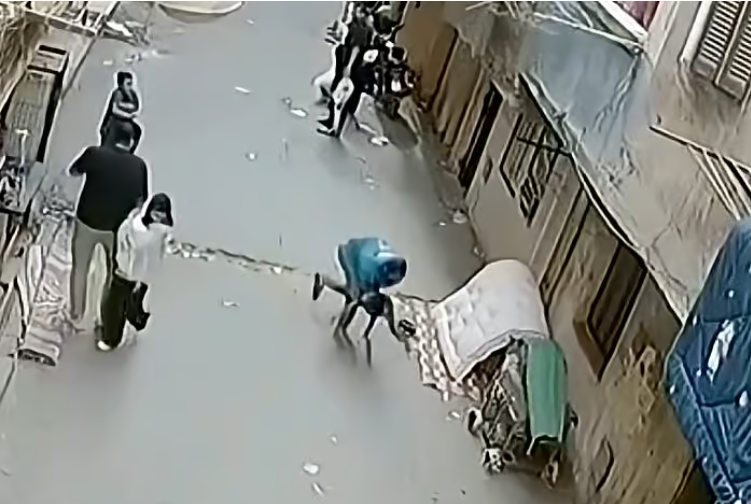 影／神救援！男童失足從2樓墜落　 男子「衝上前徒手接住」驚險影片瘋傳
