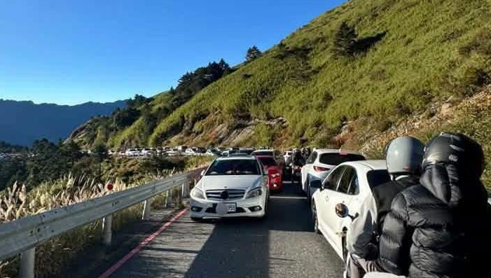 國慶連假武嶺爆塞！C300違停卡死200輛車　車主回應讓網友怒了