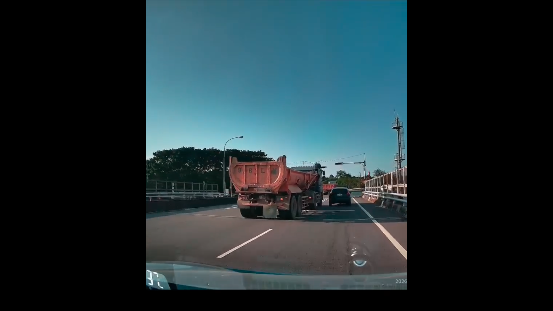 國1湖口交流道砂石車疑切換車道　右側小客車遭擦撞