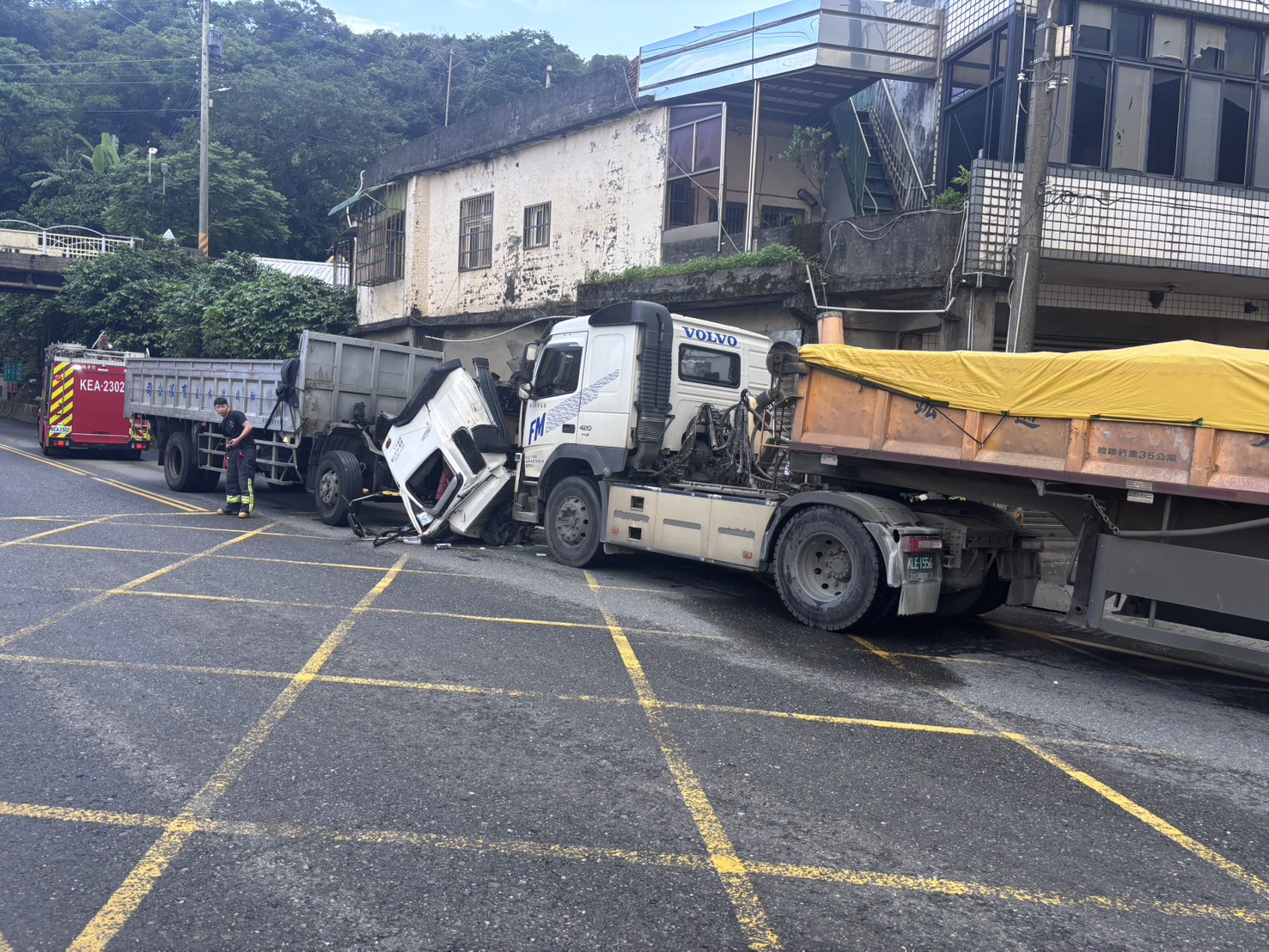 車頭斷裂駕駛骨折！　台二線兩輛砂石車對撞