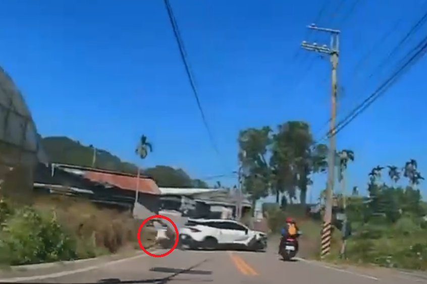 撞擊畫面曝光！台中新社自小客車撞橋墩再撞機車　騎士多處擦挫傷送醫