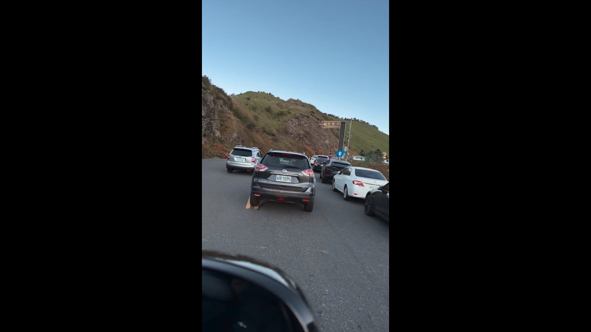 武嶺違停亂象！賓士擋200車、還有人停路中央3小時　警開33張罰單