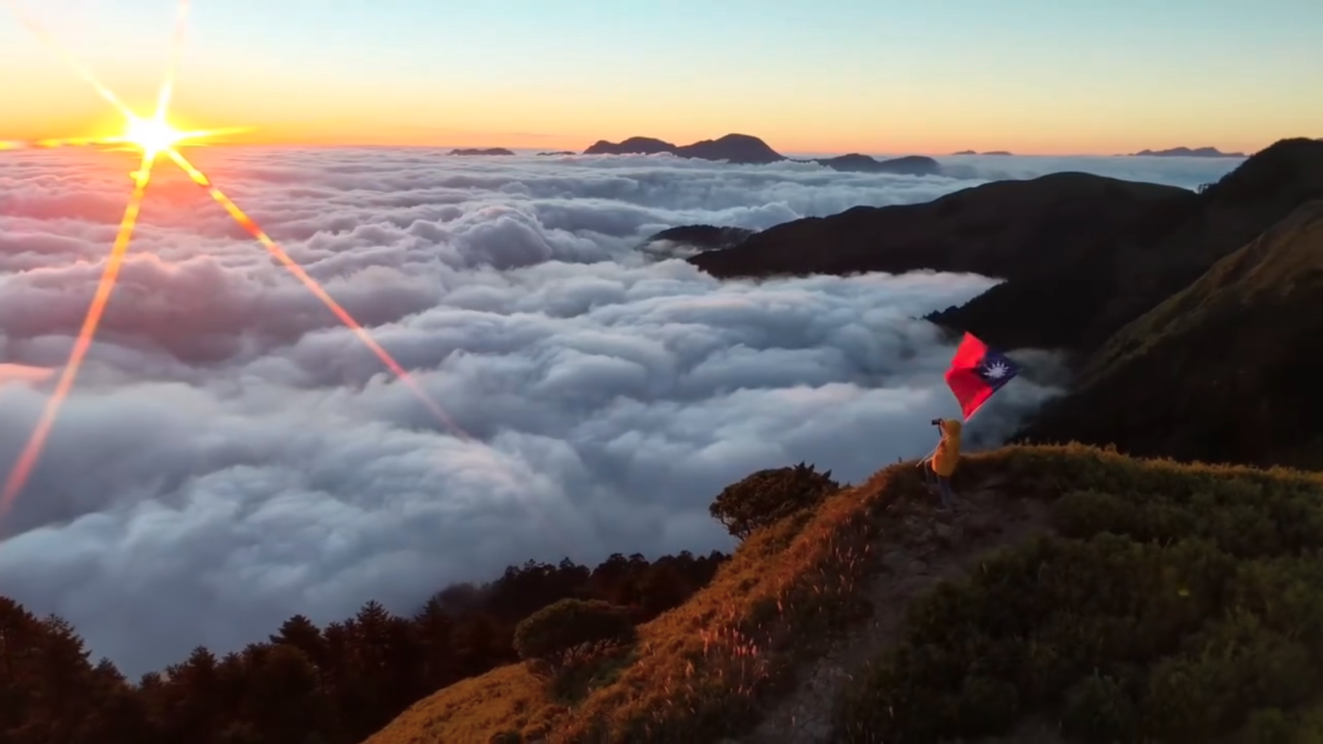 太美了！合歡山日出照亮整片雲海　國旗迎風飄揚慶雙十