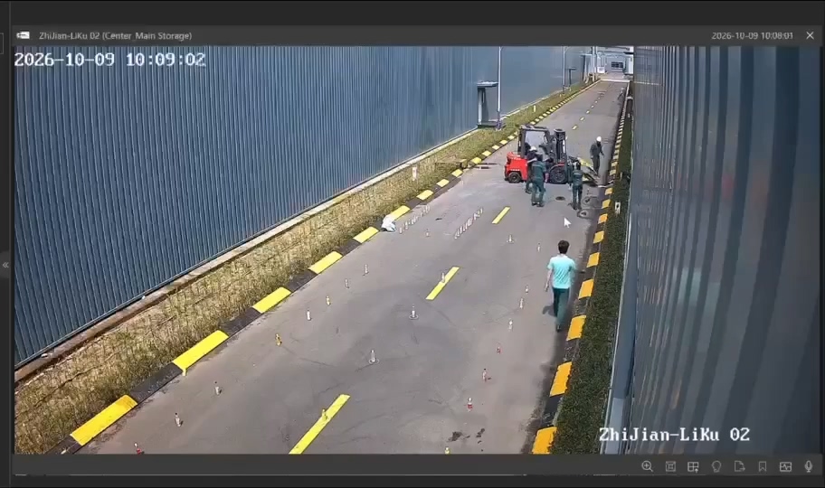 影／練習操作堆高機釀禍！不慎衝撞路邊同事 「左小腿當場斷裂見骨」　越南驚悚工安意外影片瘋傳
