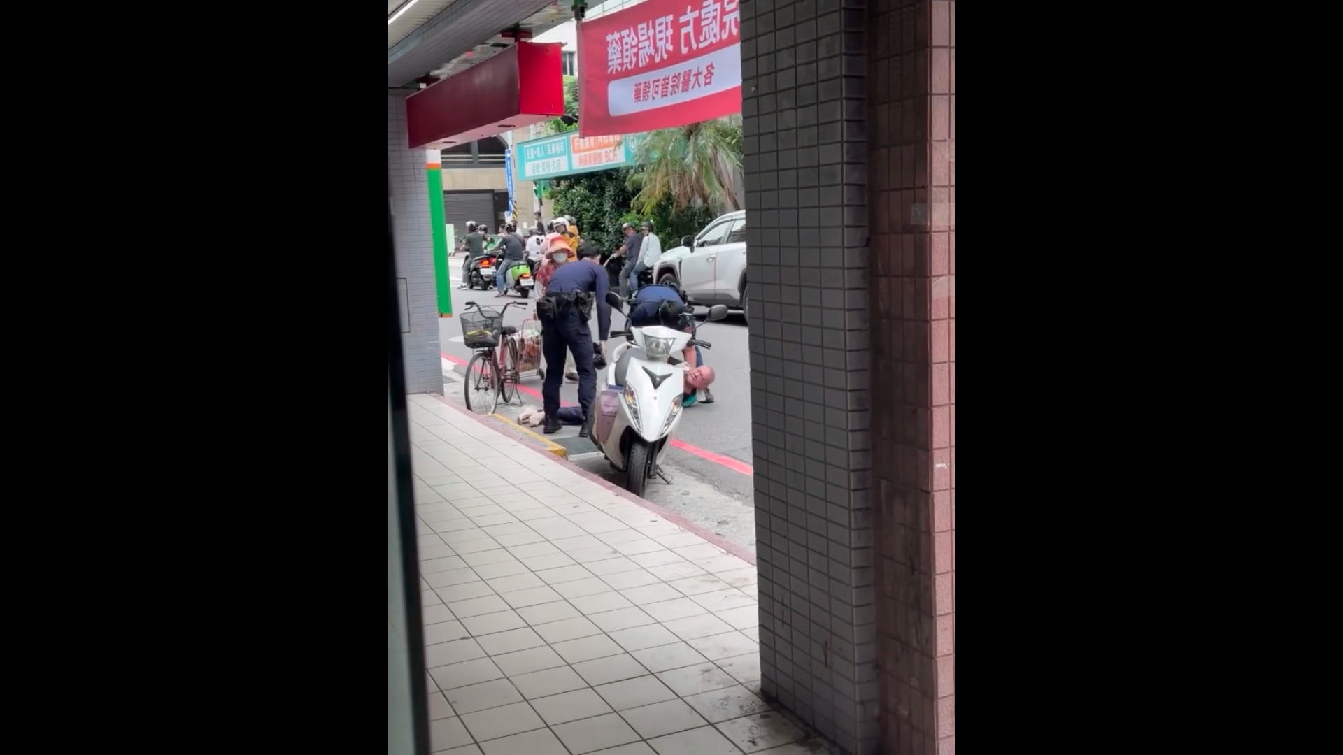 誤會藥局詐騙！蘆洲69歲男當街與警爆衝突　遭壓制畫面曝光