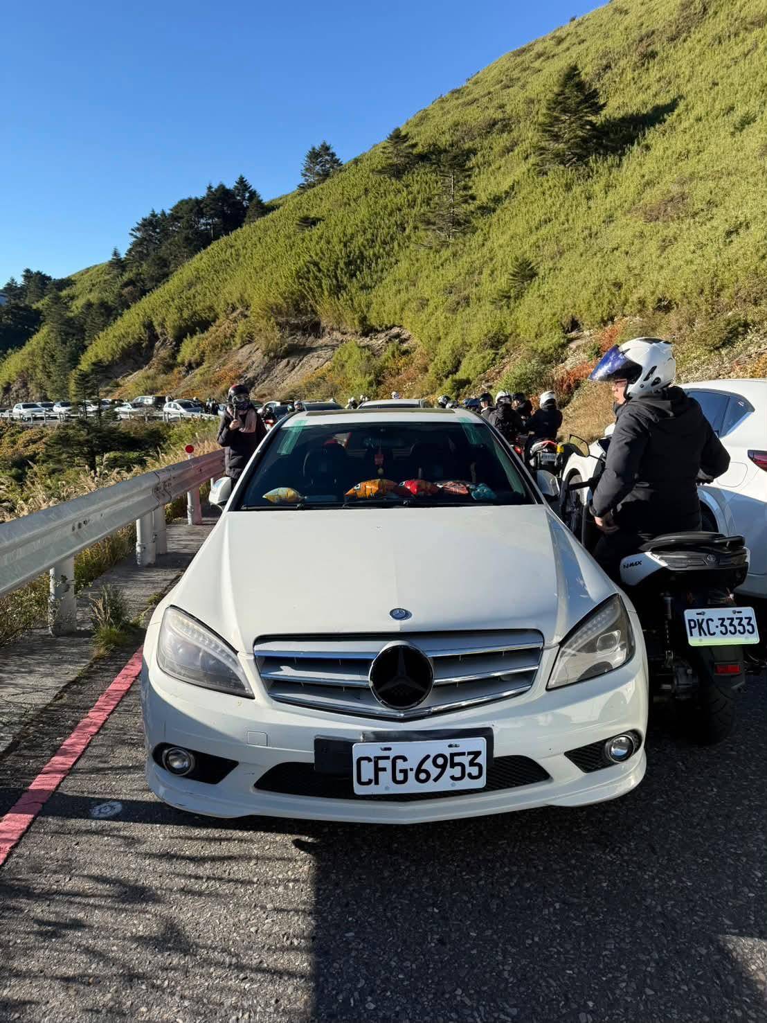 武嶺賓士C300違停擋車潮！警方出手了　涉妨害公眾往來安全將函送檢方