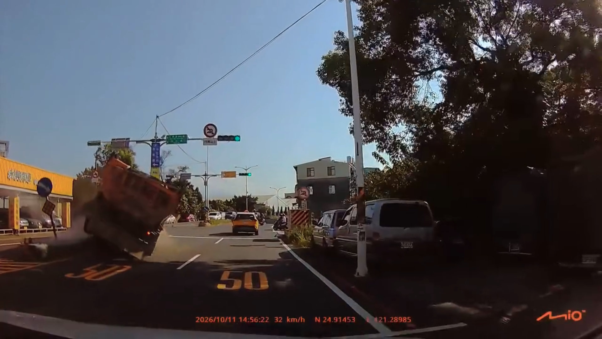 桃園砂石車失控衝進中古車行！6輛車遭撞毀　業者估損失逾300萬
