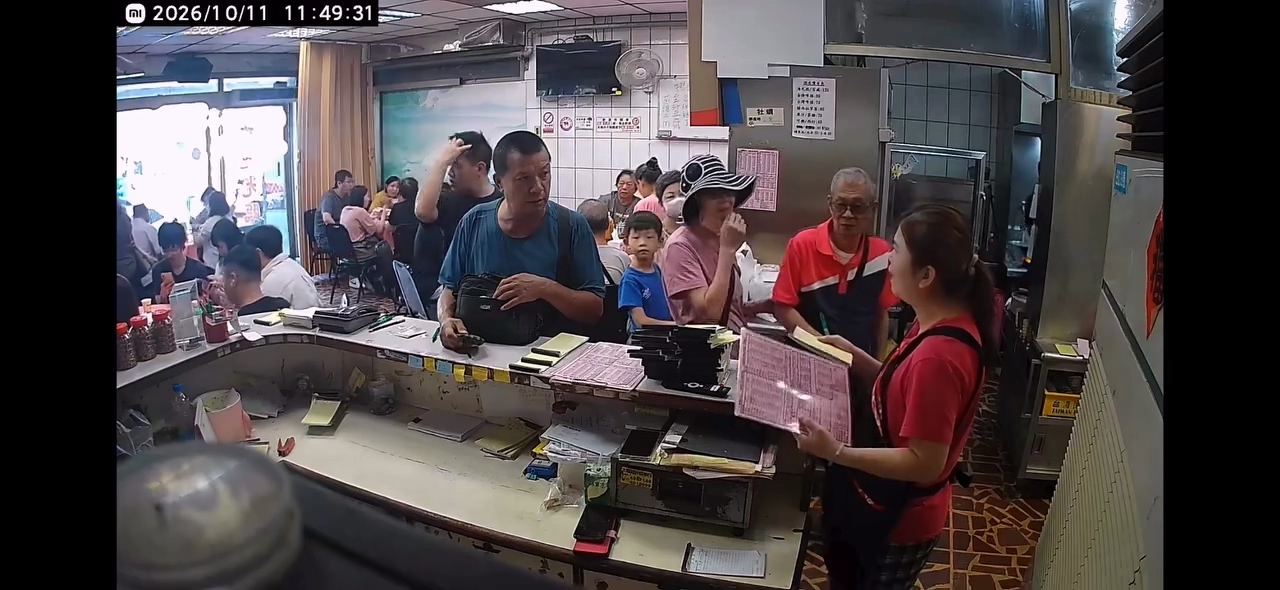 影／餐廳客滿不接外帶！男客當場失控嗆「囂張三小叫老闆出來」　中壢店家PO監視器影片：有這麼餓嗎？