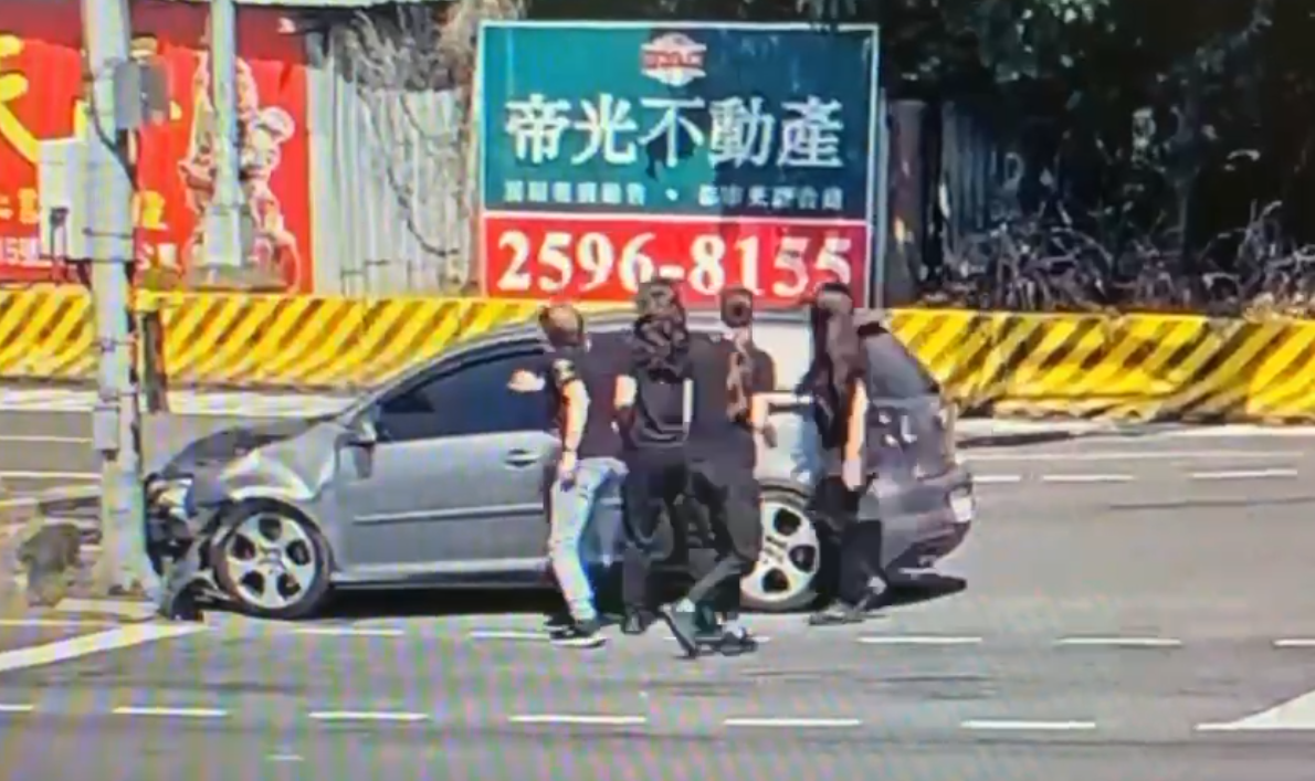 士林自撞民眾拍打車子駕駛才步出車外　兩小時後徒步至派出所查出毒駕！ 